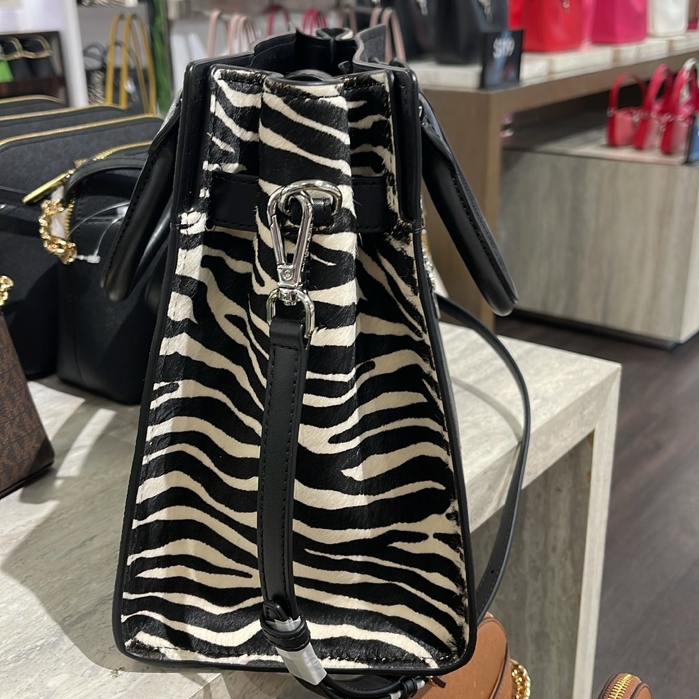 Michael Kors Hamilton Medium Signature Logo Satchel
Black 
NWT - Picture 3 of 16